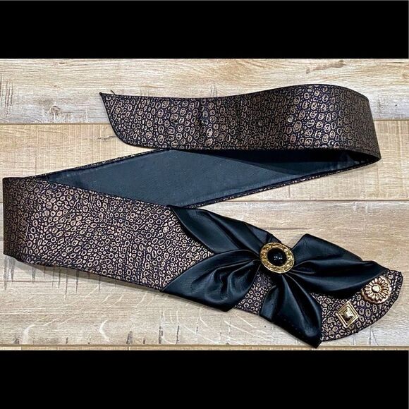 VINTAGE 80s Gold Embossed Waist Belt Bow & Buttons - Picture 1 of 11